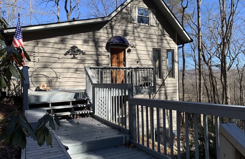 Hendersonville Cabin | Hiking, Biking & Mountain Retreat! Minutes to DuPont & Pisgah Nat’l Forrest!