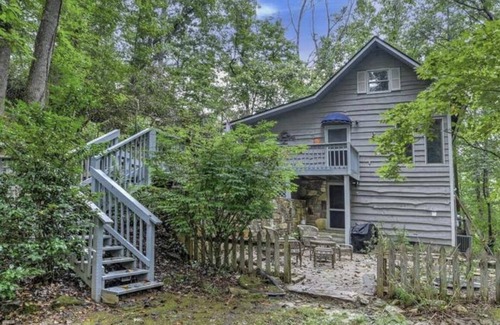 Hendersonville Cabin | Hiking, Biking & Mountain Retreat! Minutes to DuPont & Pisgah Nat’l Forrest!