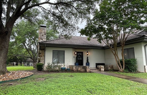 Barton Creek Lakeside Cottage | Hill Country getaway at Barton Creek Lakeside near Lakecliff Golf Club.