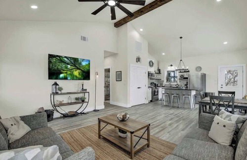 Fredericksburg House | Hill Country Hideaway With Fire Pit and Hot Tub!