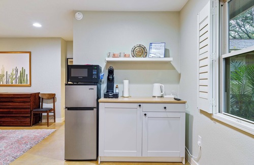 Austin Apartment | Hill Country studio: 1 mi to lake, 20 min to DT Austin