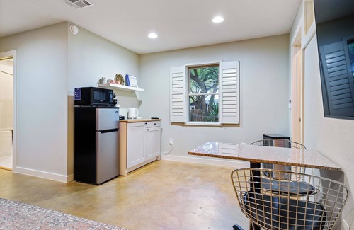 Austin Apartment | Hill Country studio: 1 mi to lake, 20 min to DT Austin
