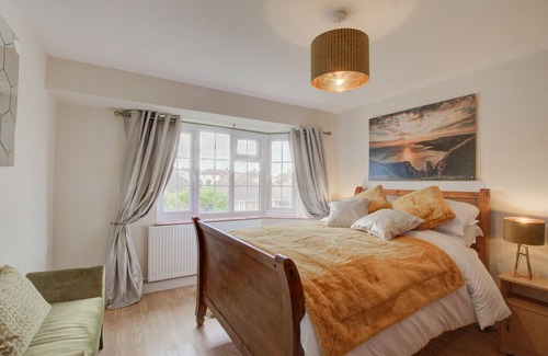 Swanage House | Hill Crest - Three Bedroom House, Sleeps 4