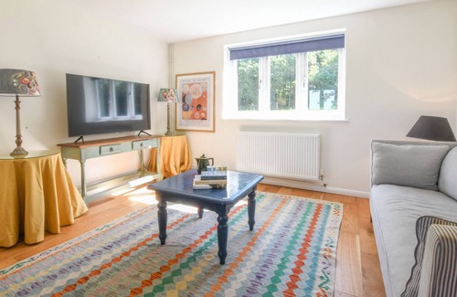 Martlesham Heath Cottage | HILL HOUSE, RAMSHOLT, pet friendly, with hot tub in Ramsholt