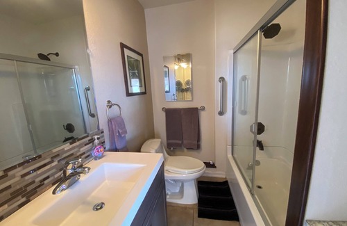 Canyon Country House | HILL SIDE GETAWAY next to Magic Mountain, and close to all theme parks