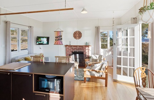 Merimbula Cabin | Hill St shack- 1 bedroom - 5+ nights