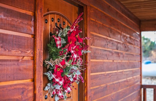 Octavia Cabin | Hillbilly Hideout rustic elegance, hot tub, hammock , gourmet kitchen