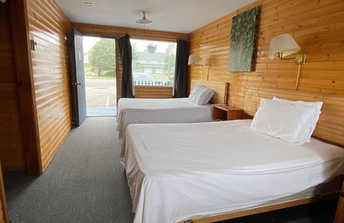 Saint John Hotel | Hillcrest Motel- 10 min from beach, shore