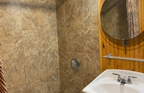 Saint John Hotel | Hillcrest Motel- 10 min from beach, shore