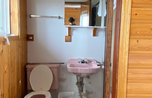Saint John Hotel | Hillcrest Motel- 10 min from beach, shore