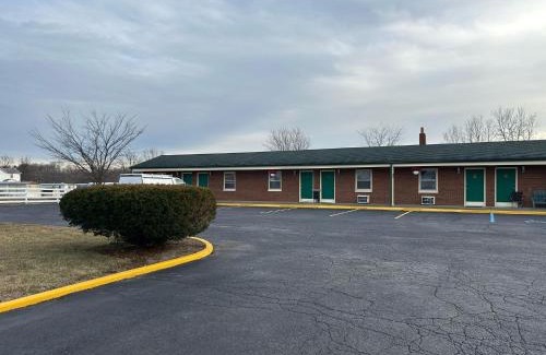 Aurora Hotel | Hillcrest Motel by Oyo Aurora near Lawrenceburg