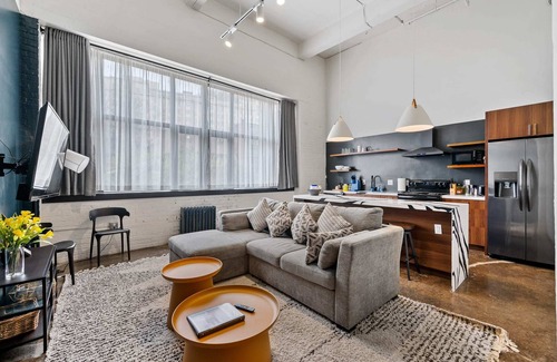 North Oakland Apartment | Hillman Cancer Center/Children Hospitals Sleeps 6