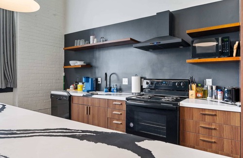 North Oakland Apartment | Hillman Cancer Center/Children Hospitals Sleeps 6