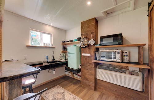 Hillsgrove Cabin | Hillsgrove Creekside Cabin: Close to Hiking