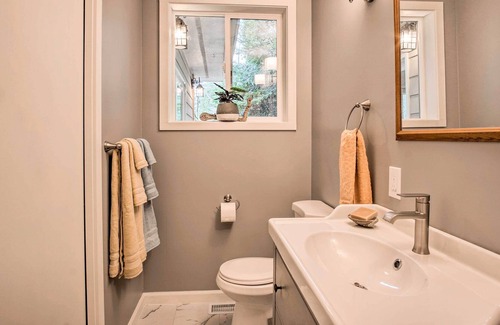 Gold Beach Apartment | ‘Hillside Abode’ Couples Escape 2 Miles to Coast!
