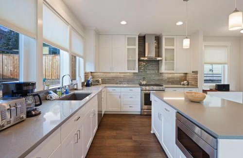 Awbrey Butte House | Hillside Haven