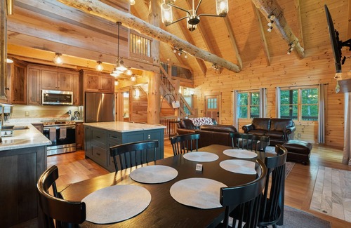Logan Cabin | Hillside Hideaway - Cabin on 6 acres