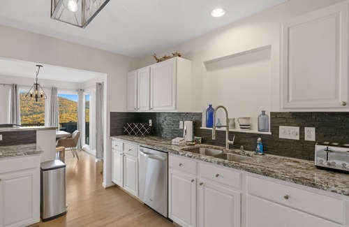 Asheville House | Hillside Hideaway | Hot Tub, Views + Biltmore Pass | 12 Mins to Asheville
