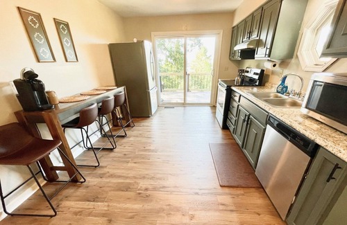 Marietta Cabin | Hillside Hideaway in Marietta, OH: 4 beds, 2 baths, stunning views!nnnn