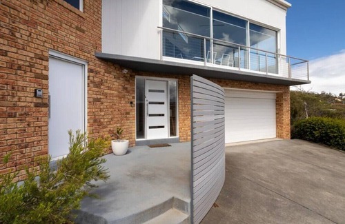 Howrah House | "Hillside Hideaway" Sleeps 10, Stunning Views.