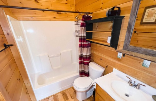 Hillsville Cabin | Hillside Hideaway