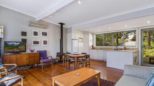 Pearl Beach House | Hillside Hideaway - Wifi & Pet Friendly