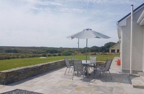Clifden Ski Chalet | Hillside House Set in a quiet & idyllic spot along the famous Bog Road