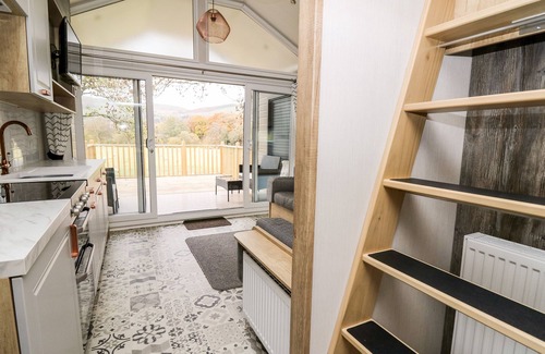 Llandrindod Wells Cottage | HILLSIDE LODGE, with hot tub in Rhayader
