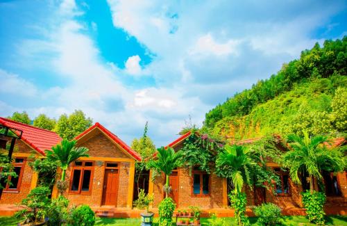 Son Trach House | Hillside View Bungalow Homestay