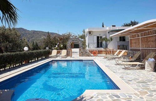 Agia Galini Villa | Hillside villa above popular beach resort heaven!