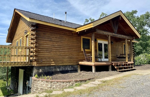 Ridgeley Cabin | Hilltop 10 acre Cabin Retreat Getaway - WiFi!