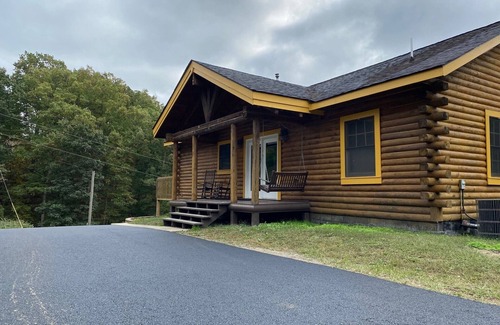 Ridgeley Cabin | Hilltop 10 acre Cabin Retreat Getaway - WiFi!