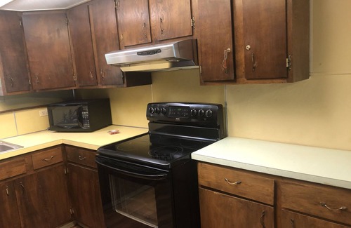 Mid-Hillside House | *Hilltop Emerald Stone*Clean, Safe and Comfortable