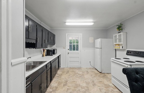 Winston - Salem House | Hilltop Haven - 2 bed, 1 bath, separate office