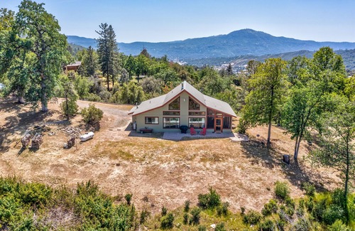 Yosemite Forks House | Hilltop Haven- Bright and Modern Cabin w/hot tub and stunning views!