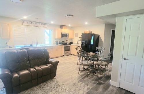 Jacksonville House | Hilltop Hideaway~Brand New~5 min to Downtown~BBQ~Firepit~Amazing Views