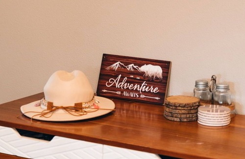 Midpines House | Hilltop Hideaway-Stunning VIEW-ONLY25mi to Yosemite! Hot Tub, Pool Table, PS4&VR