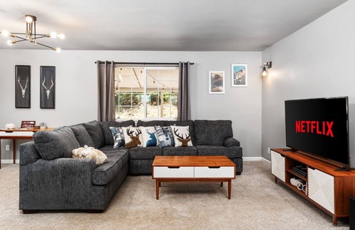 Midpines House | Hilltop Hideaway-Stunning VIEW-ONLY25mi to Yosemite! Hot Tub, Pool Table, PS4&VR