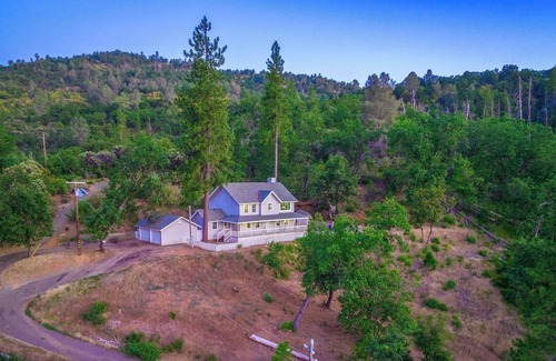 Midpines House | Hilltop Hideaway-Stunning VIEW-ONLY25mi to Yosemite! Hot Tub, Pool Table, PS4&VR