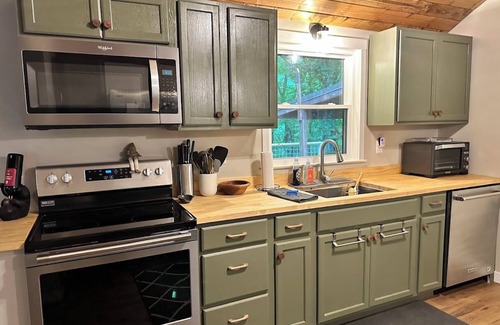 Hendersonville Cabin | Hilltop Hideaway Among the Trees, close access to Brevard and Hendersonville