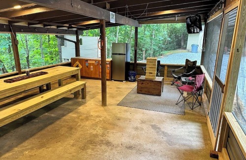 Hendersonville Cabin | Hilltop Hideaway Among the Trees, close access to Brevard and Hendersonville