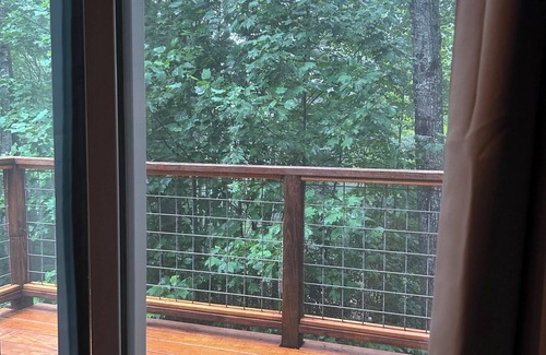 Hendersonville Cabin | Hilltop Hideaway Among the Trees, close access to Brevard and Hendersonville