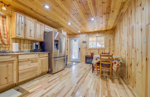 Maggie Valley House | Hilltop Hideaway in the Mountains