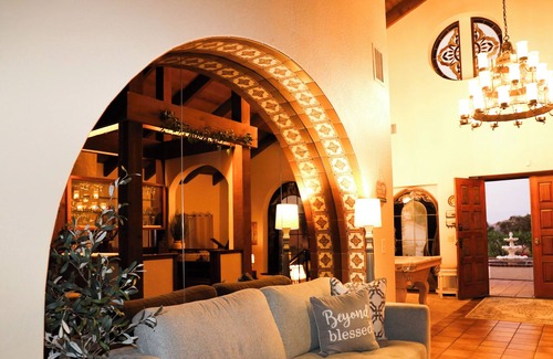 Jurupa Valley House | Hilltop Hideaway