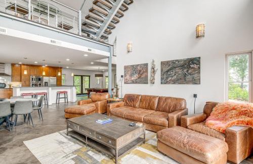 Lynn House | Hilltop Home with Hot Tub and Views Blue Ridge Mtn