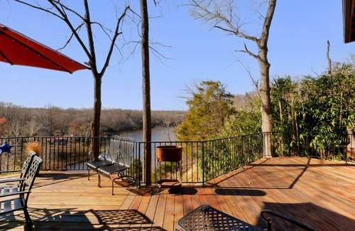 Manassas House | Hilltop Lakefront Historical Home w/SPECTACULAR VIEW 40 min from Washington DC!
