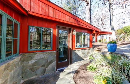 Manassas House | Hilltop Lakefront Historical Home w/SPECTACULAR VIEW 40 min from Washington DC!