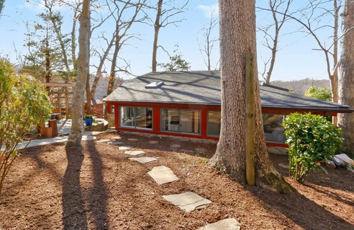 Manassas House | Hilltop Lakefront Historical Home w/SPECTACULAR VIEW 40 min from Washington DC!