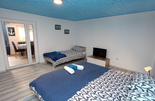Piran Apartment | Hilltop Lucan One-Bedroom Apartment Blue
