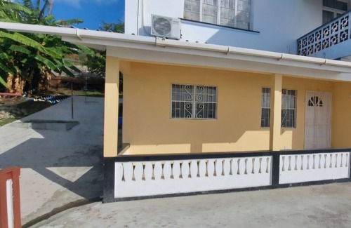 St. George's House | Hilltop Manor - Charming 2-bedroom Flat with AC, WiFi